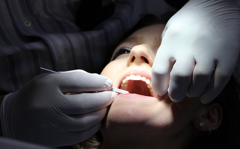 Behandlung durch Zahnarzt