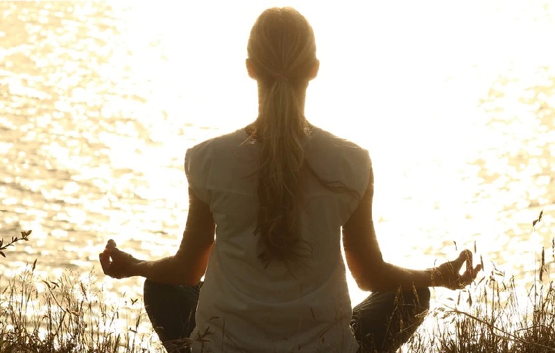 Frau während Yoga-Übungen